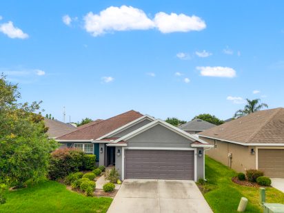 Bright modern single-family home in Tampa, Florida with a well-manicured lawn and charming landscaping.