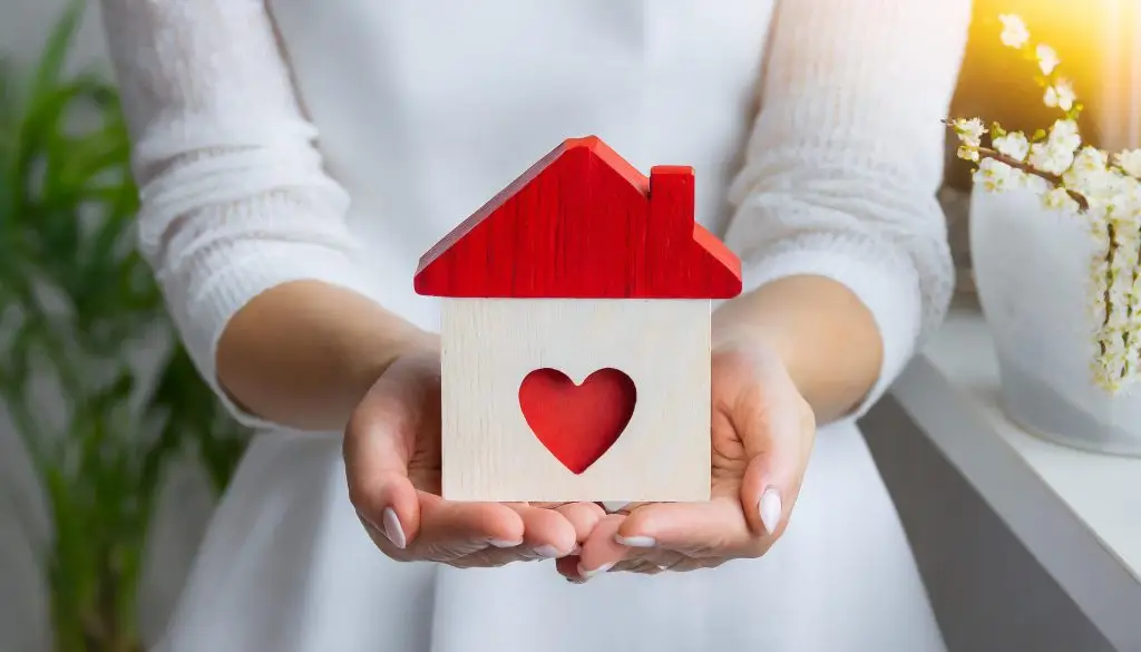 Thoughtful Housewarming Gifts That New Homeowners Will Actually Love