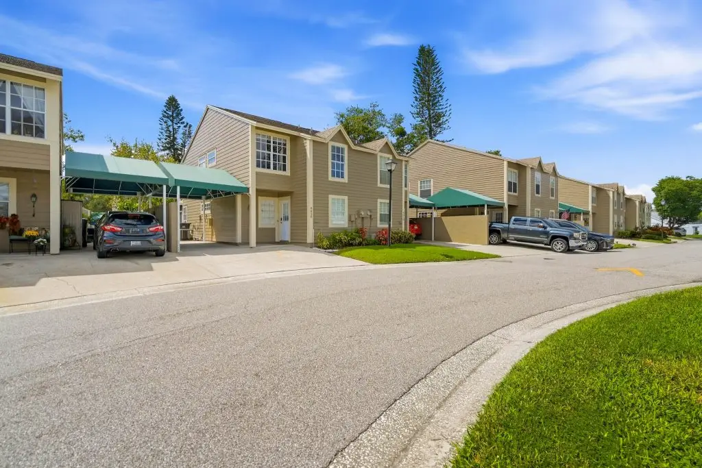 9020 Lake Place LN Tampa FL 33634